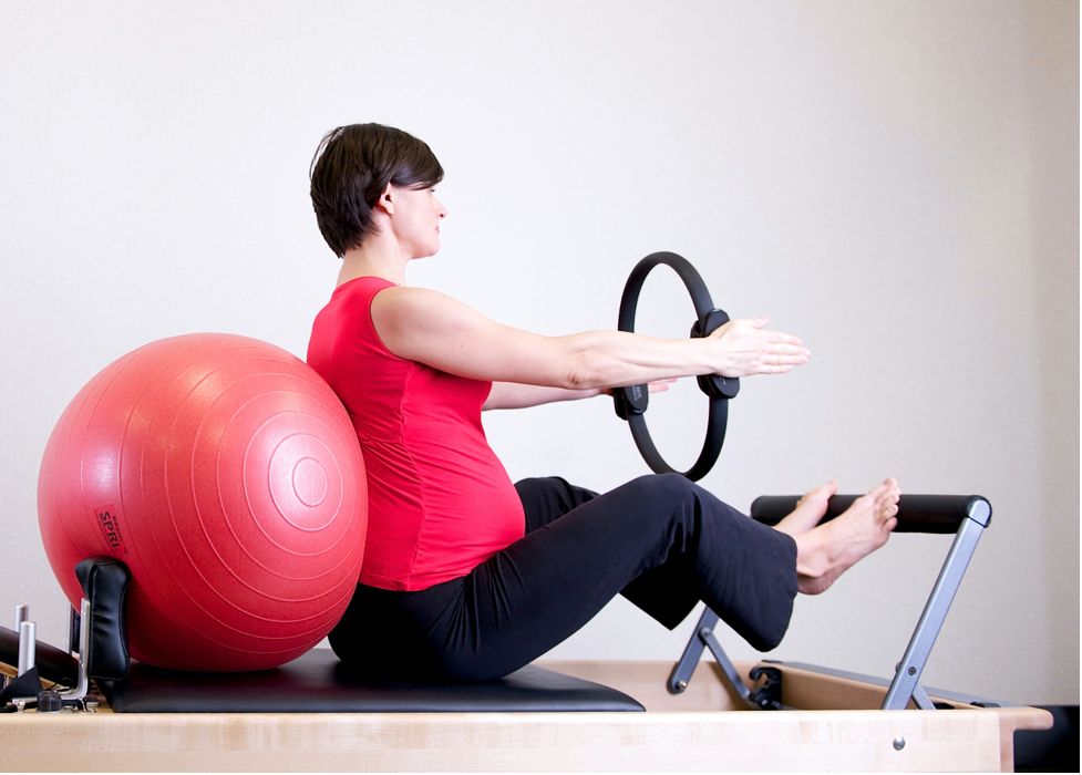 Pregnant woman working out to achieve a healthy pregnancy